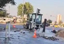 Adana'da su borusu patladı: Yollar göle döndü
