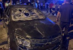 Direksiyon hakimiyetini kaybedip, evin önünde oturan aileye çarptı: Mahalleli otomobili parçaladı