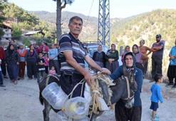 Adana'da susuz kalan köylüler eşek ve katırla köye su taşıyor