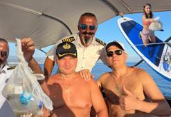 Lüks yatla tura çıkıp, çöp toplamak için yarışıyorlar! İşte kazanmak için yarıştıkları ödül...