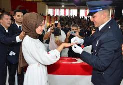 Adana'da mezun olan polis tören sonrası sevgilisine evlenme teklifi etti