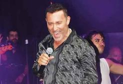 Harbiye'de konser veren Mustafa Sandal'ı ailesi yalnız bırakmadı