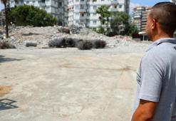 Adana'da mezun oldukları okulun yıkılışını izlediler