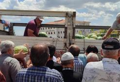 Yozgat’ta 17 ton karpuzu hayır için dağıttı! Vatandaşlar memnun oldu