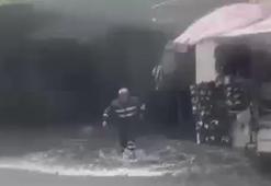 Bayrampaşa'da araçlar su birikintisinde böyle mahsur kaldı