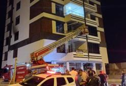 Eşyaları sokağa attı oturduğu evi ateşe verdi