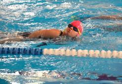 11 yıl önce Ayağını suya sokmaya korkuyordu, şimdi yüzmede kendine rakip tanımıyor