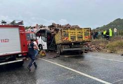 Yolcu otobüsü, tomruk yüklü kamyonla çarpıştı: 2 ölü, 23 yaralı