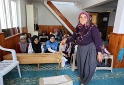 Adana'da yaşayan Menekşe Teyze 78 yaşında kuranı kerim öğrendi! Azmi herkese örnek oluyor