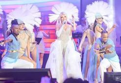 Süperstar Harbiye'de şov yaptı! Hafızalara kazınan şarkıları hayranlarıyla birlikte söyledi