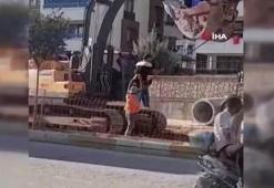 Adıyaman'da işçiler kepçeye kurdukları salıncakta çocuklar gibi böyle eğlendi