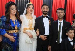 Takı merasimi düğünden önce başladı! Aşiret düğününde gelin ve damada servet takıldı
