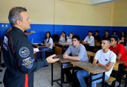 Türkiye'nin ilk astronotu Alper Gezeravcı Adana'da öğrencilerle bir araya geldi
