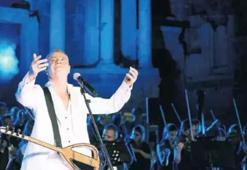 Levent Yüksel antik tiyatroda konser verdi! Tarihi atmosferde sesiyle büyüledi