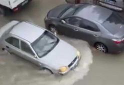 İzmir'i sağanak vurdu!  Yol çöktü, araçlar suda mahsur kaldı