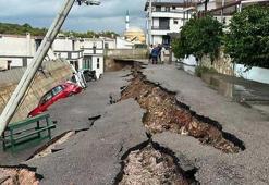 İzmir'de sağanak etkili oldu! Yol çöktü