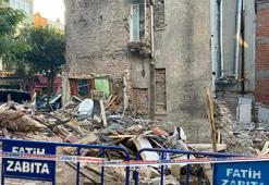 Fatih'te 3 katlı metruk bina çöktü! 'Ses geldi, kaçtım'