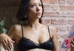 Zeynep Bastık tuvalette leopar desenli elbisesiyle poz verdi!