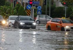 Adana'yı 'süper hücre' vurdu! Bir anda bastırdı, hayatı felç etti