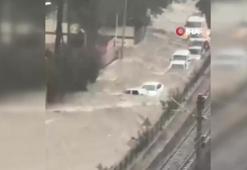 Adana'yı şiddetli yağış teslim aldı! Caddeler göle döndü, araçlar mahsur kaldı