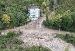 Trabzon'da faciadan dönüldü! Heyelan 5 katlı binayı teğet geçti