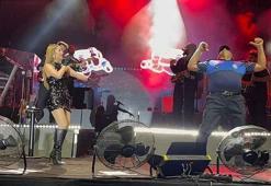 Derya Uluğ sahnesinde zabıta şov! Seyirciden tam not aldı