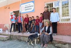Adana'da Kaymakam köylünün ayağına berberi götürdü