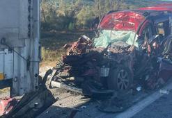 Erzincan'da feci kaza! Tıra çarpan araçtan sağ çıkamadılar