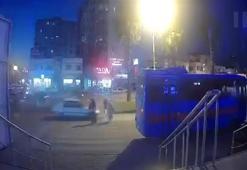 Yolun karşısına geçmek için el kaldıran yayaya araba çarptı!