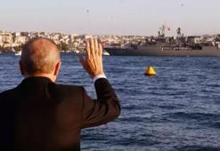 Cumhurbaşkanı Erdoğan, İstanbul Boğazı'ndan geçiş yapan savaş gemilerini selamladı