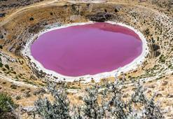Konya'da Pembe rengiyle bilinen Meyil Obruk Gölü tamamen kurudu