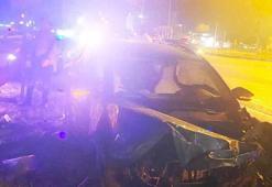 Kırmızı ışıkta geçen tır otomobili parçaladı