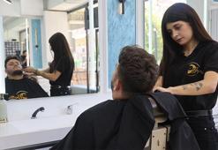 Önce şaşırıyorlar sonra tıraş olmak için tekrar ona geliyorlar