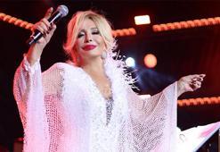 Emel Sayın Harbiye’de! Beyaz kıyafeti ile kuğuları kıskandırdı