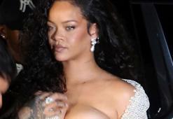 Rihanna bu tarzıyla en yüksek notu aldı! Ellerini göğüslerinden indirmedi