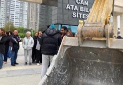 Site sakinlerinden, belediyenin kararına karşı nöbet tutmaya başladı