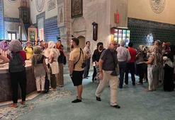 Camiye girerken etek giyen erkek turistler sosyal medyayı salladı: Bursa’da tarihi Yeşil Cami'de etek şaşkınlığı
