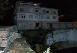 Üsküdar'da istinat duvarı çöktü! Bina boşaltıldı