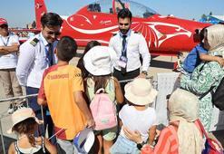 Adana'da pilotaj öğrencileri TEKNOFEST'te çocuklara uçakları tanıttı