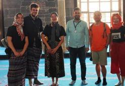 Diyarbakır Ulu Camii’nde erkek turistler etek giydi