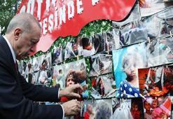 Erdoğan 'Soykırımın gölgesinde geçen 1 yıl' panosunu inceledi