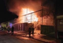 Adana Yüreğir'de mobilya imalathanesinde yangın!
