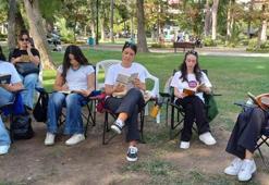 Adana’da teknoloji bağımlılığına dikkat çekmek için parkta kitap okudular! Örnek oldular