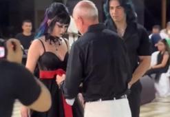 Amerikalı gotik gelinin görüntüleri viral oldu! Çiftetelli oynayıp kına yaktı