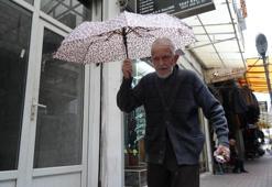 Türkiye'nin en yaşlı şemsiye tamircisi Samsun'da