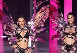 Adriana Lima yıllar sonra podyumda! Kusursuz fiziğiyle göz kamaştırdı