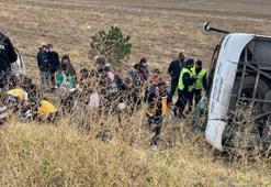 Afyonkarahisar'da turistlerin olduğu otobüs devrildi: 1'i ağır 22 yaralı