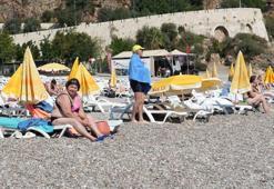 Antalya'nın sabahı kış, öğleni yaz oldu, tatilciler neye uğradığını şaşırdı! 30 dereceye yükseldi