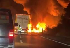 Mersin'de seyir halindeki tır alev alev yandı