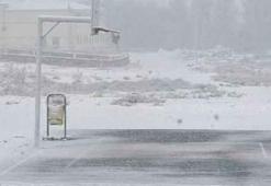 Van'da yoğun kar yağdı, araçlar yolda kaldı